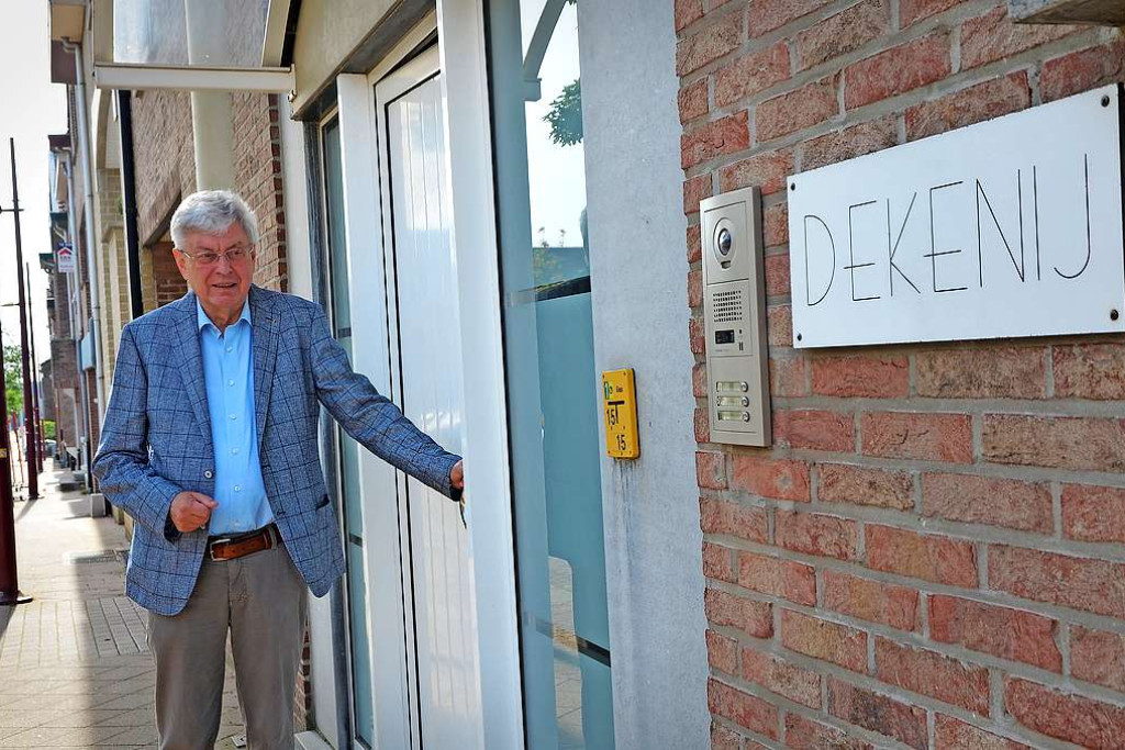 Marcel Meysen trekt de deur van de dekenij in Beringen achter zich dicht. © Tony Dupont
