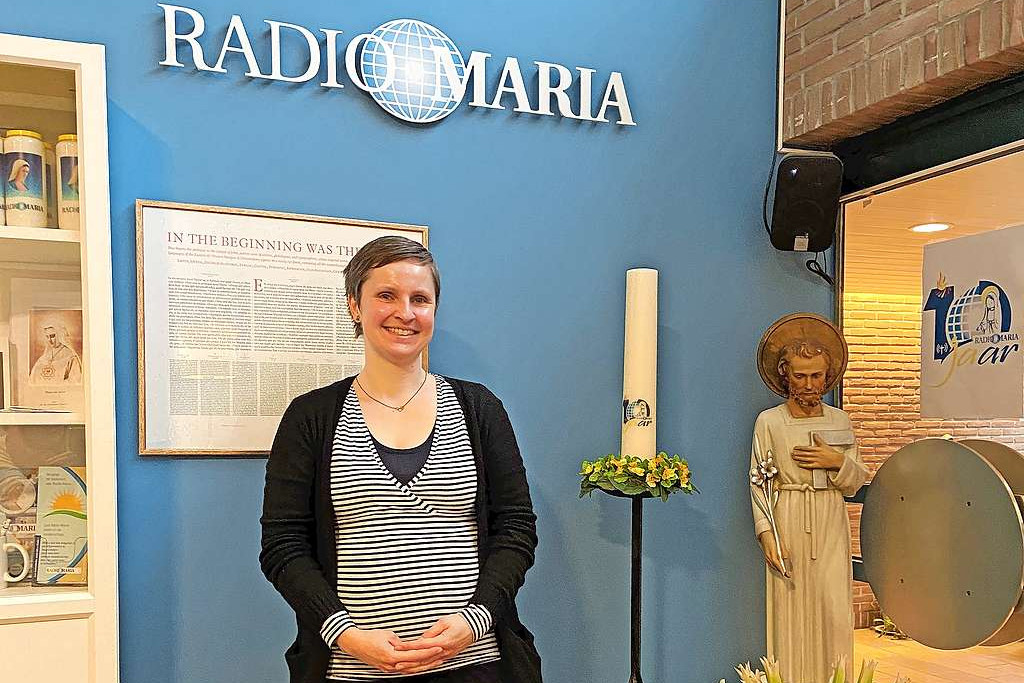 Els Agten bereidt zich in de studio’s van Radio Maria voor op Vonkje Vrede. © Radio Maria