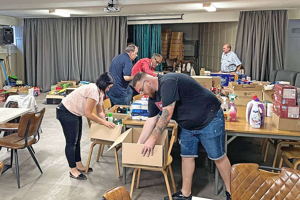 Vrijwilligers zetten zich dienstbaar in voor de slachtoffers van de overstromingen. © Belinda Meli