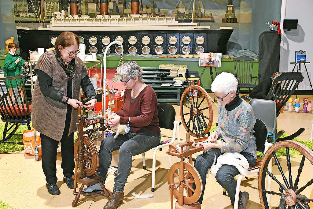 Sinikka Kolehmainen (links) staat in de Festraetsstudio spinners bij. © Tony Dupont