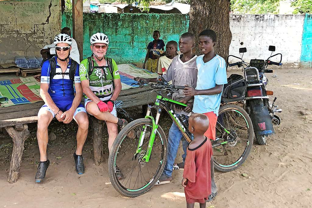 Jos Craemers, in groen Broederlijk-Delenoutfit: „Senegal laat me nooit meer los.” © Jos Craemers