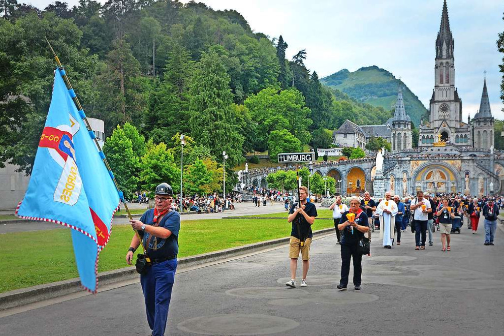 Een van de hoogtepunten in Lourdes is de zogenoemde kaarsjesprocessie. © Tony Dupont