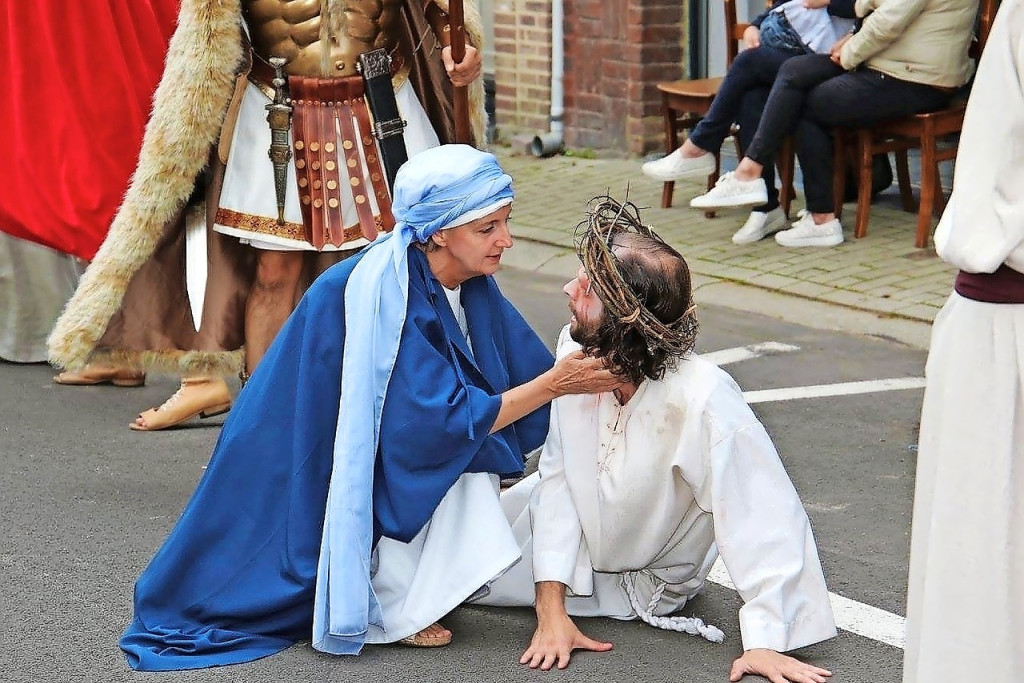 In de groep van de kruisweg wordt Maria’s pijn verbeeld tijdens de lijdensweg van haar zoon. © Kroningscomité Tongeren