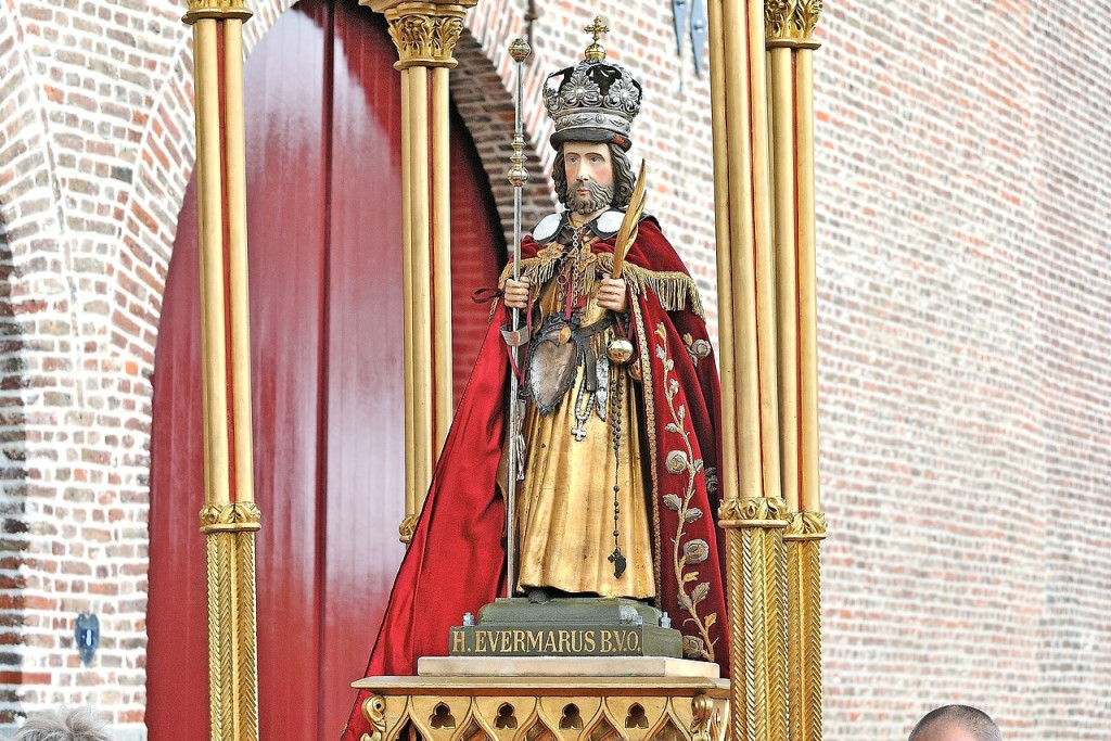 In de processie wordt het beeld van de heilige Evermarus meegedragen. © Jos Collaer