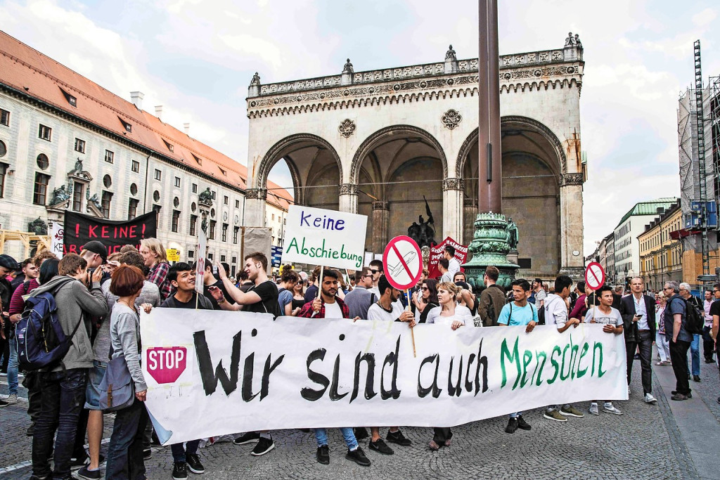 Betogers eisen in München een waardige behandeling van afgewezen asielzoekers. © Belga Image