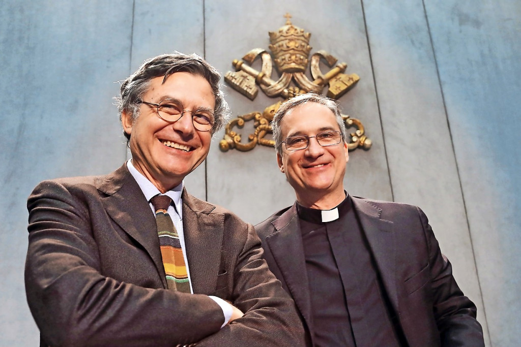 Paolo Ruffini (links) en zijn teruggetreden voorganger, mgr. Diario Viganó (rechts). © Belga Image