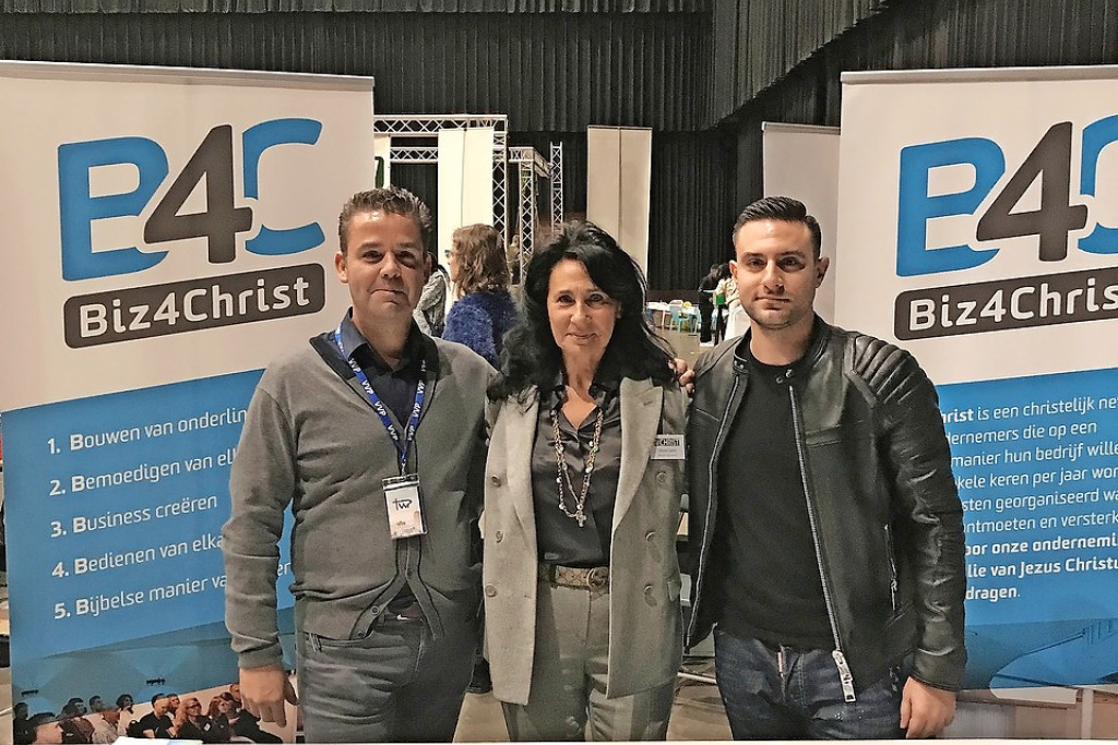 Zakenvrouw Liliana Carlisi (midden) wil het evangelie uitdragen naar haar werknemers en haar klanten. © Biz4Christ