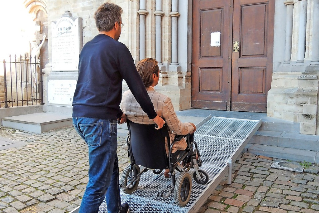 Via een metalen helling bereiken rolstoelgebruikers vlot de kerk van de Abdij van Park in Heverlee. © CRKC