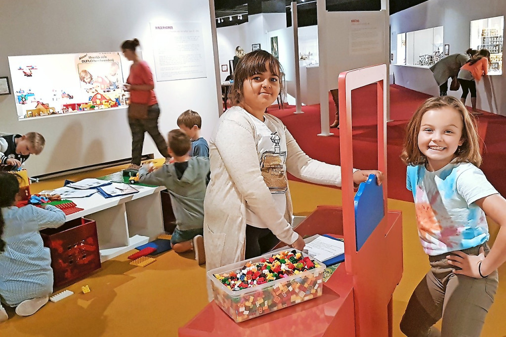 Kijken naar legodozen en -bouwsels is leuk, samen spelen nog leuker. © Ilse Van Halst