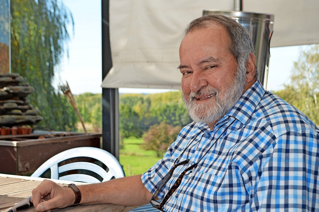 Rudi Thys in zijn veranda, met uitzicht op de Demervallei. © Erik De Smet