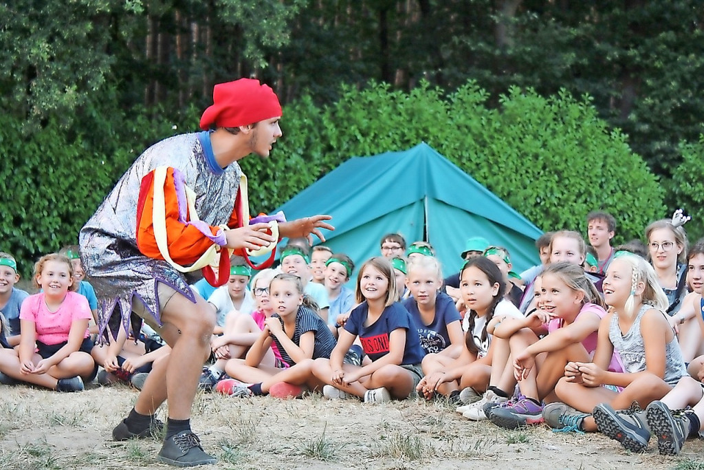 Kabouter Wiebe Peeters maakt van de zangstond een spannende gebeurtenis. © Chiro Zolder