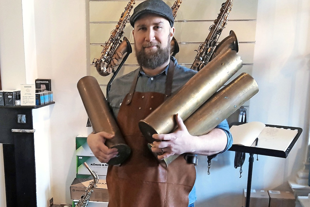 Karel Goetghebeur zoekt vooral grote granaathulzen om er alt- en tenorsaxofoons van te maken. © Adolphe Sax & Co