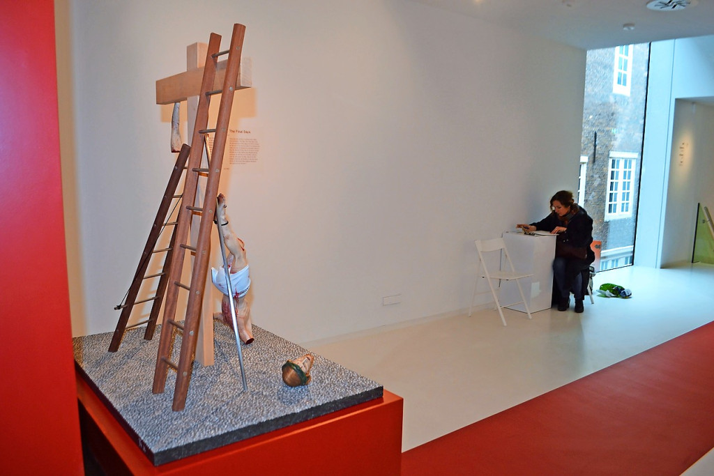 Een oude ‘verminkte’ crucifix staat in het museum van de katholieke schuilkerk. © Erik De Smet