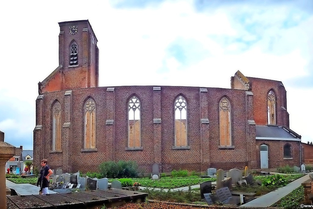 De ontmantelde dorpskerk in het West-Vlaamse Bossuit is een ontmoetingsplek. © Luc Groosman