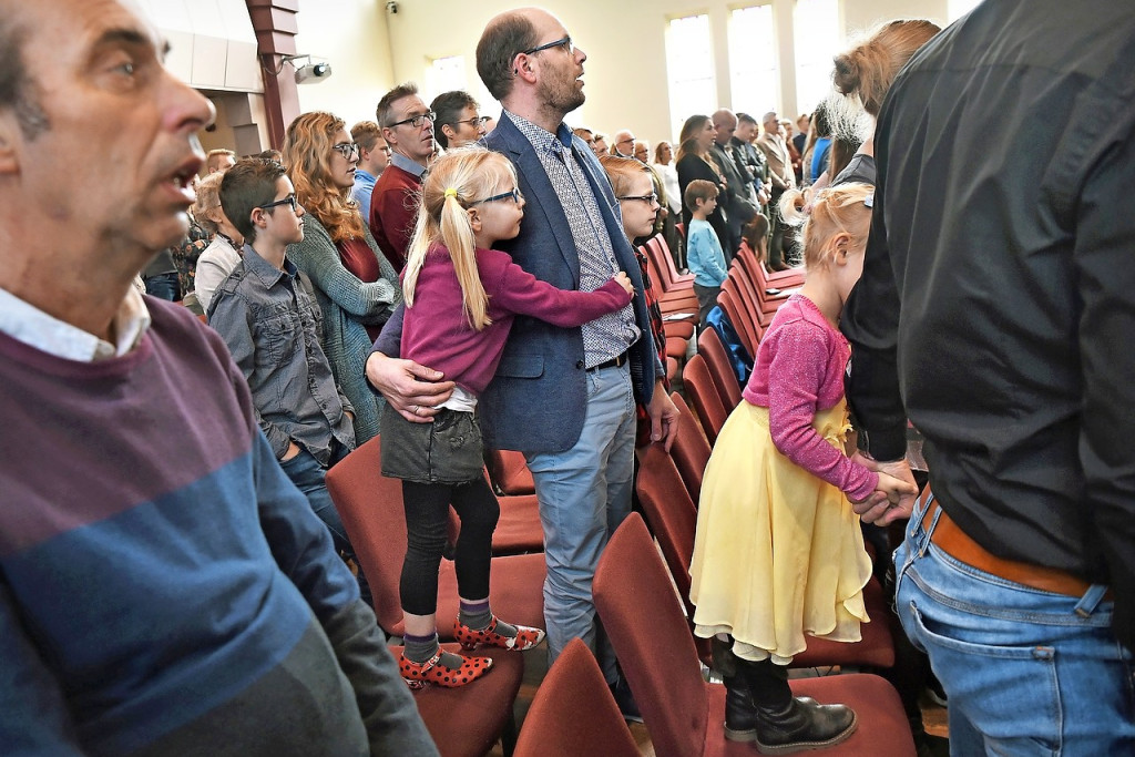 Jonge gezinnen voelen zich thuis in een vrijgemaakte kerk in Waddinxveen. © Belga Image