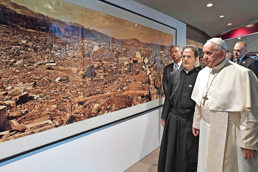 Paus Franciscus aanschouwt een foto van het in 1945 weggevaagde Hiroshima. © Belga Image