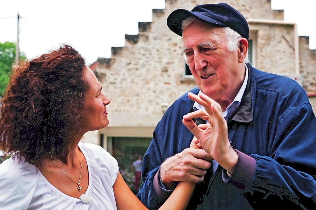 In 2015 draaide een bewonderende Frédérique Bedos (links) de documentaire Jean Vanier. Le sacrement de la tendresse. © Image Select