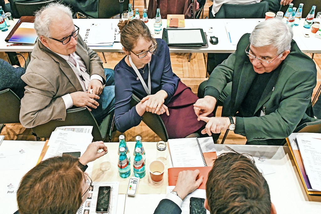 Discussie tussen een bisschop en leken-deelnemers aan Der Synodale Weg in Duitsland. © KNA-Bild