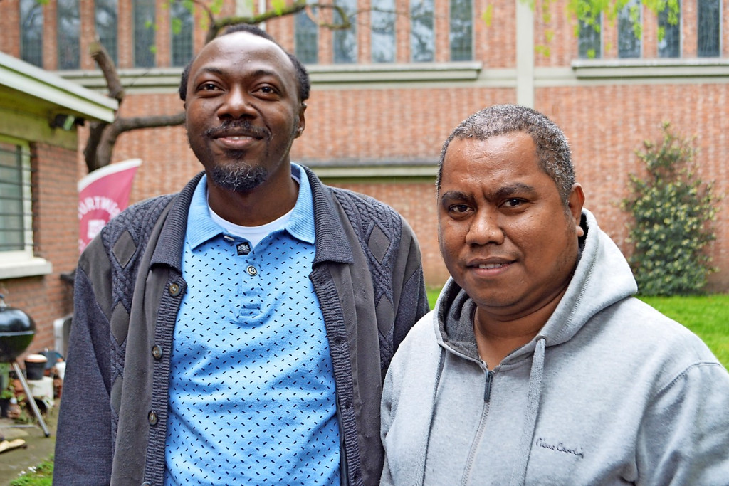 Scheutisten Thomas Hendrikus en Ghislain Toussé. Laatstgenoemde verhuist van Deurne naar Mechelen. © Erik De Smet