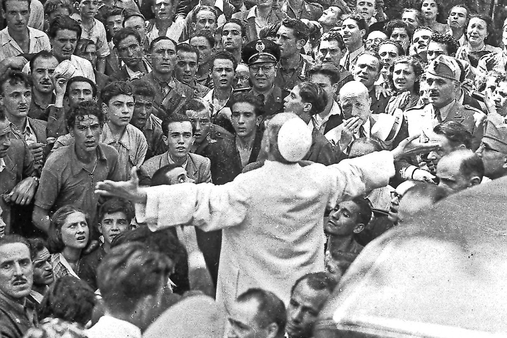 Pius XII, hier in juli 1943, toen hij in Rome oorlogsslachtoffers wilde omarmen. © KNA-Bild