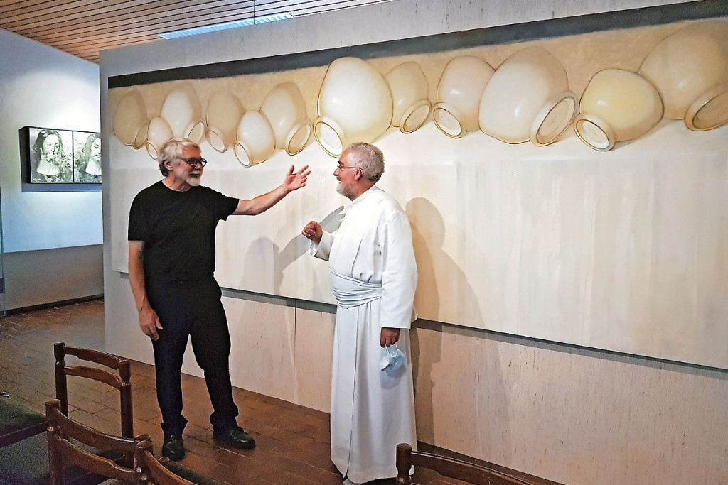 Laurent Reypens geeft norbertijn Ivo Cleiren uitleg bij zijn interpretatie van Da Vinci’s Het Laatste Avondmaal. © Ilse Van Halst