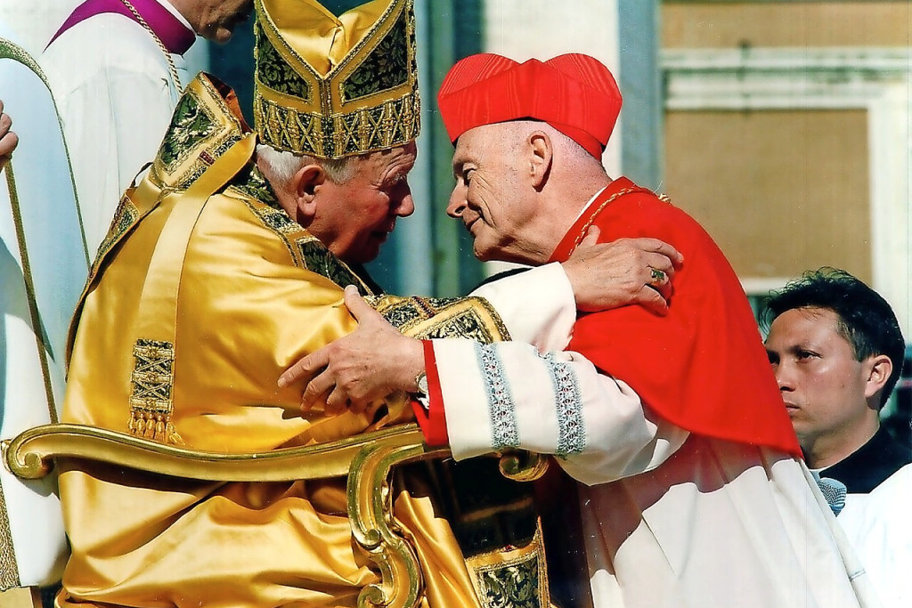Paus Johannes-Paulus II maakte Theodore McCarrick kardinaal in februari 2001. © Belga Image