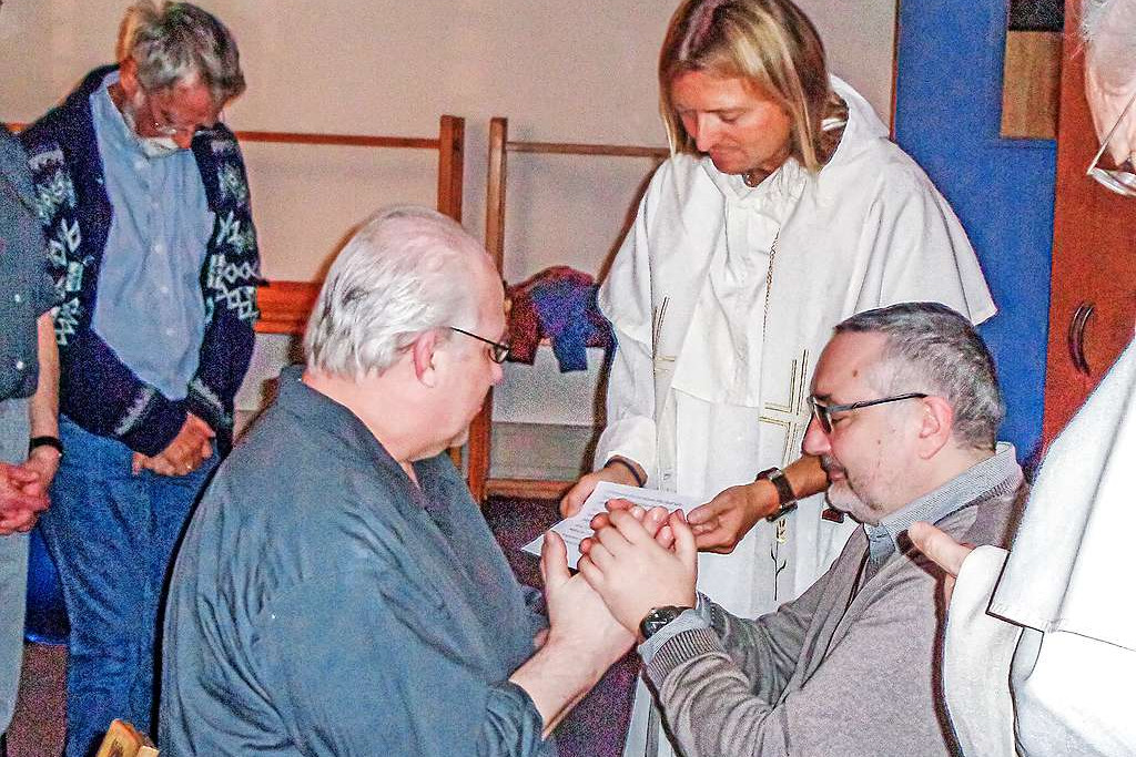 Albert Rondelet (links), Patrick Gillard (witte pij) en Ludovic Namurois (rechts) ontvangen de gelofte van een lekenbroeder in de penitentiaire instelling in Ittre. © Dominicains de Belgique ASBL