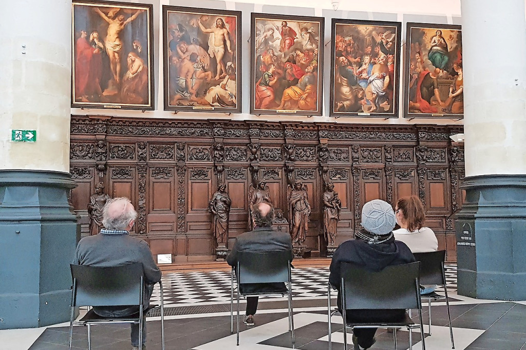 In stilte vanaf een stoel traag kijken naar Aernout Vinckenborghs De Verrijzenis. © Ilse Van Halst