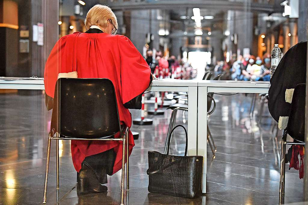 Bij oordelen denken velen meteen aan de rechtbank, maar eigenlijk behoort oordelen tot ons dagelijks leven. © Belga Image Bij oordelen denken velen meteen aan de rechtbank, maar eigenlijk behoort oordelen tot ons dagelijks leven. © Belga Image