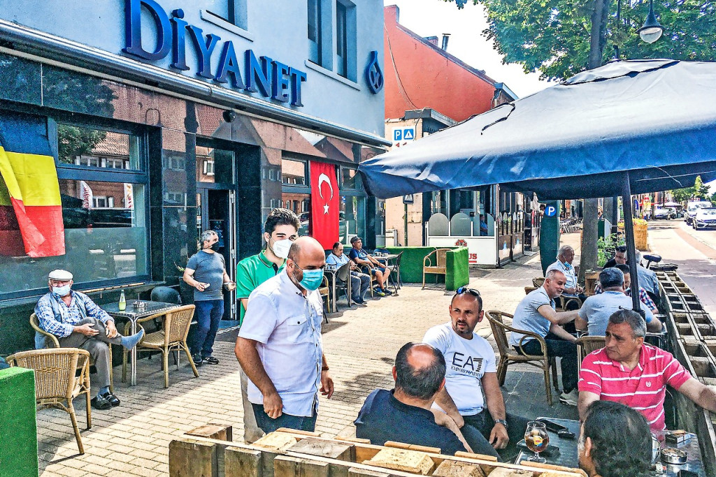 Erkan Konak begroet bezoekers van het Turks-Belgisch cultuurcentrum aan de Koolmijnlaan in Heusden-Zolder. © Christof Bouweraerts Erkan Konak begroet bezoekers van het Turks-Belgisch cultuurcentrum aan de Koolmijnlaan in Heusden-Zolder. © Christof Bouweraerts