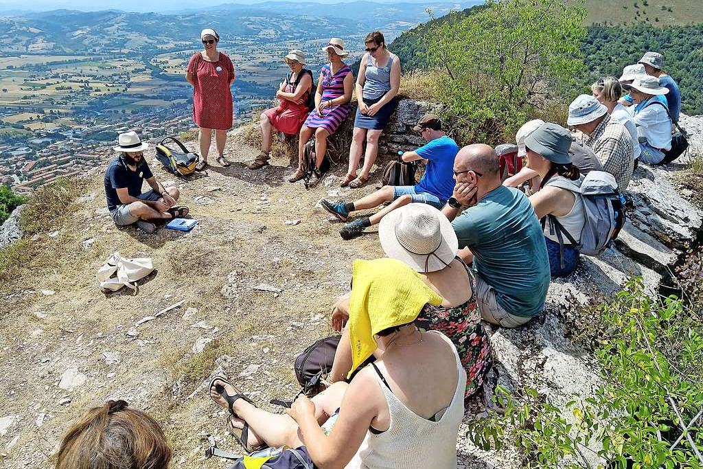 Pelgrims naar Assisi verwijlen deze zomer op de Monte Subasio in Umbrië. © Tau/Jan Decoene