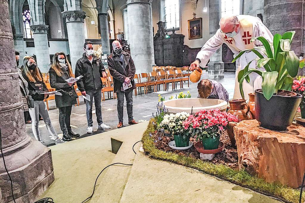 Het doopsel toedienen in coronatijden vergt soms enige creativiteit. © Christof Bouweraerts Het doopsel toedienen in coronatijden vergt soms enige creativiteit. © Christof Bouweraerts