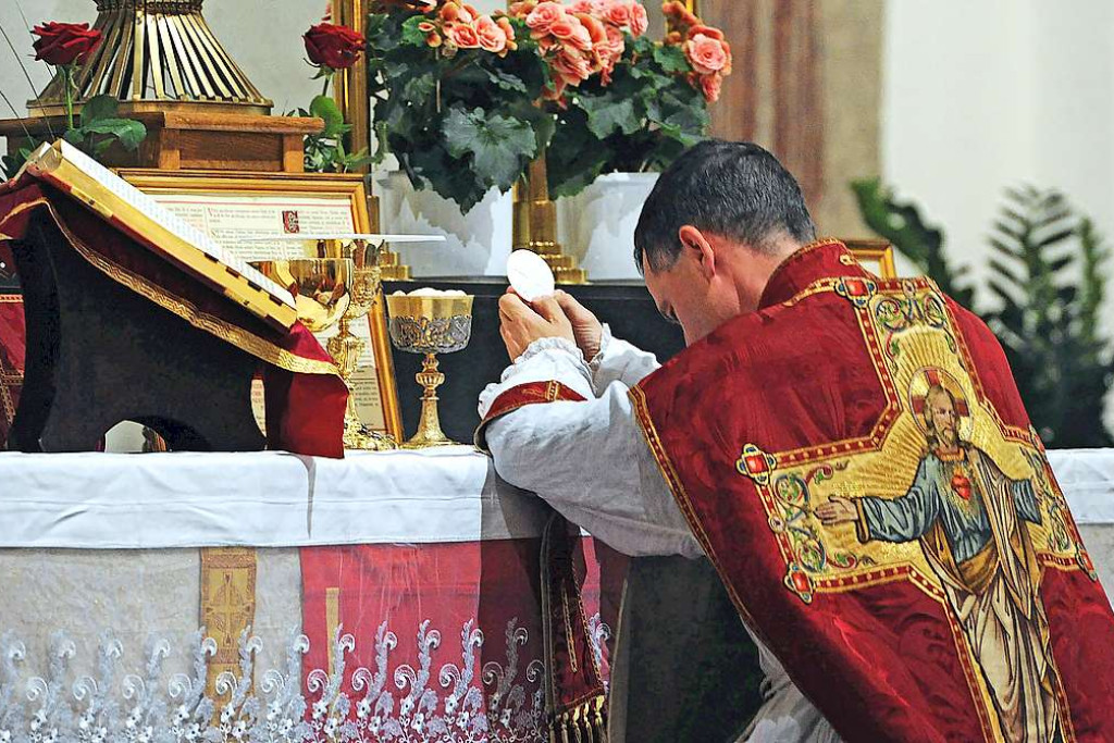 Tijdens de eucharistie volgens de buitengewone ritus wendt de celebrant zich naar het hoogaltaar, naar het oosten. © KNA-Bild Tijdens de eucharistie volgens de buitengewone ritus wendt de celebrant zich naar het hoogaltaar, naar het oosten. © KNA-Bild