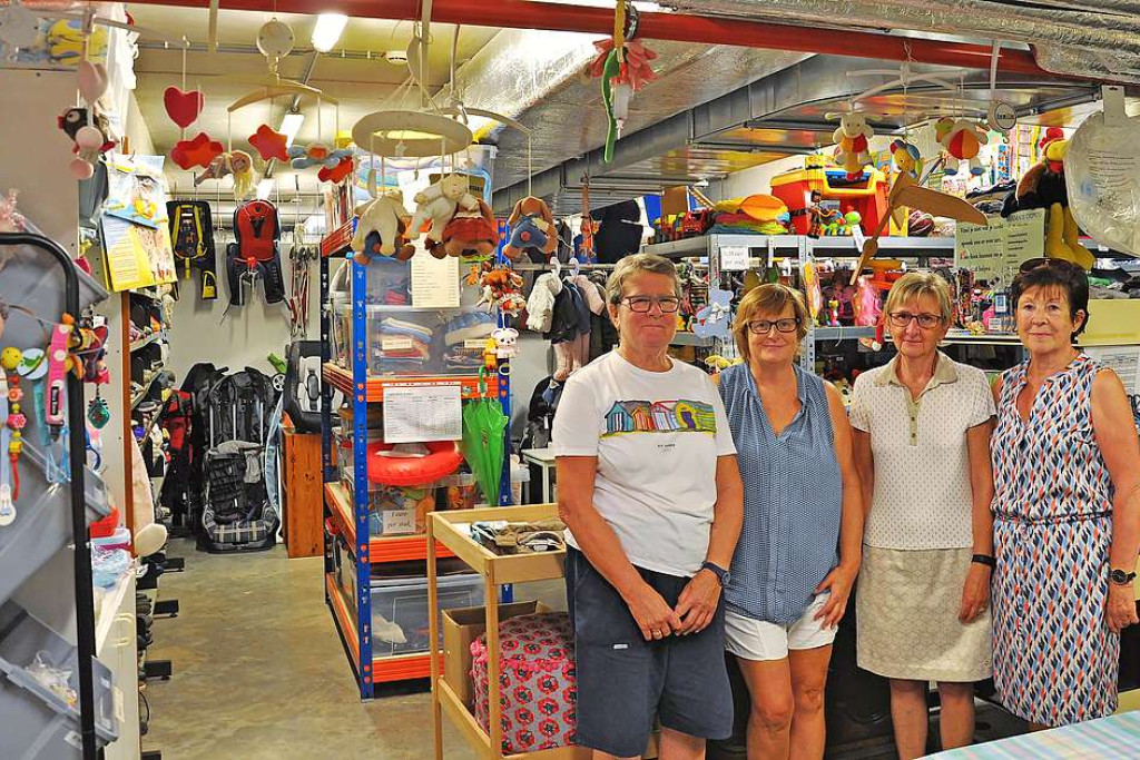 Jaklien Desie (links) en vriendinnen van Mama’s Depot maken mensen blij met tweedehandskledij. © Marleen Van Rosendael