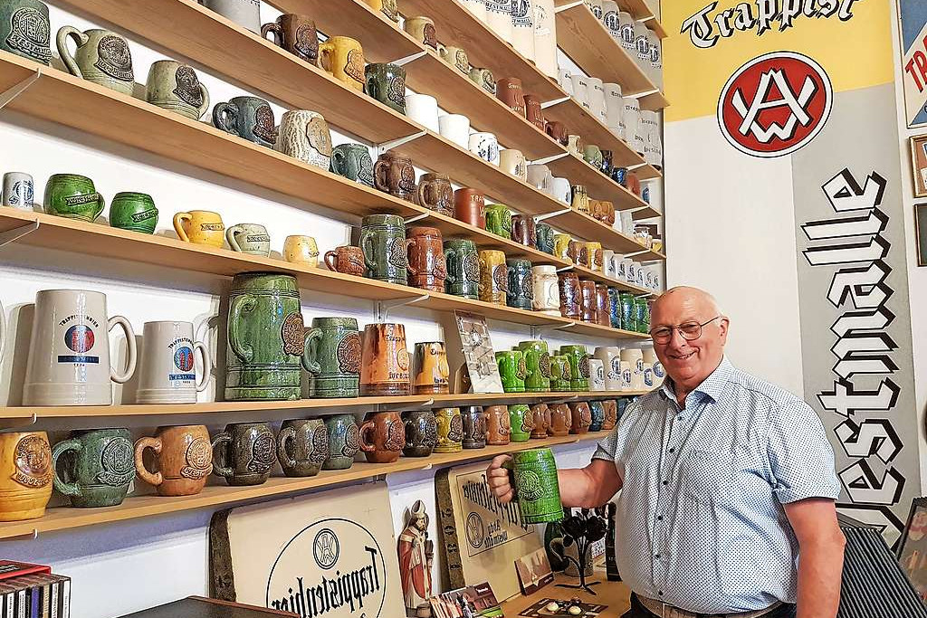 Leo Truyen deelt graag zijn Westmalleattributen en bijbehorende verhalen. © Ilse Van Halst
