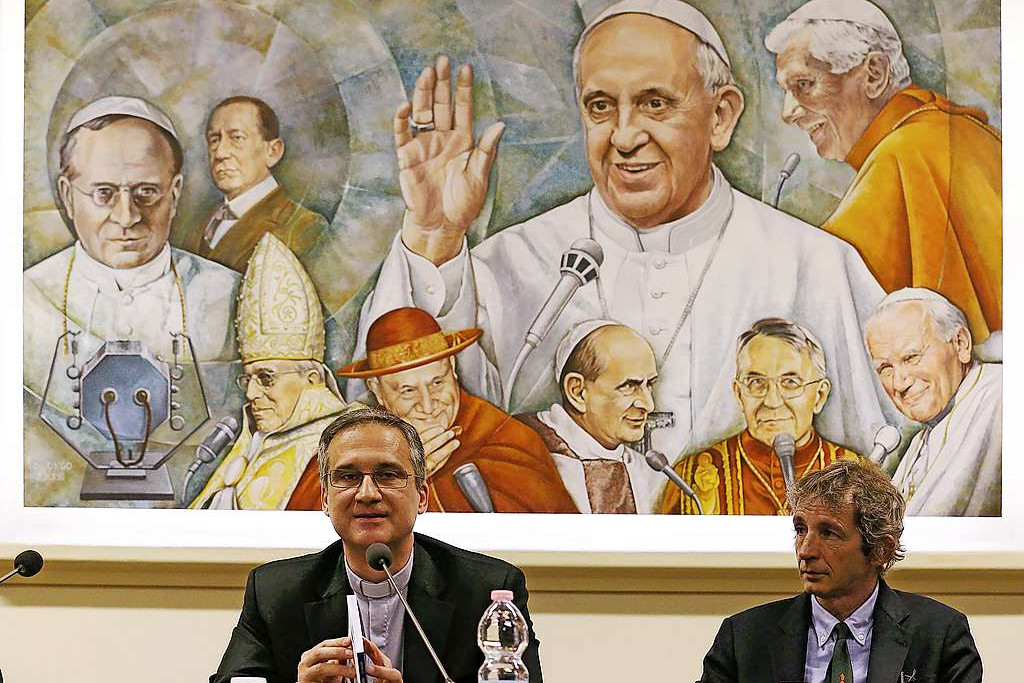 In de perszaal van Radio Vaticaan prijken alle pausen van de voorbije honderd jaar op één schilderij. © Belga Image
