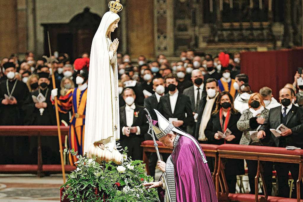Paus Franciscus bij een beeld van Onze-Lieve-Vrouw van Fatima tijdens de toewijdingsdienst in Sint-Pieters. © KNA-Bild