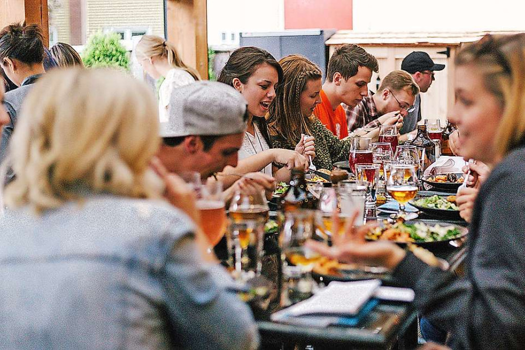 Eten doe je best gestructureerd, gevarieerd, genoeg en mag ook gerust gezellig zijn. © Eetexpert