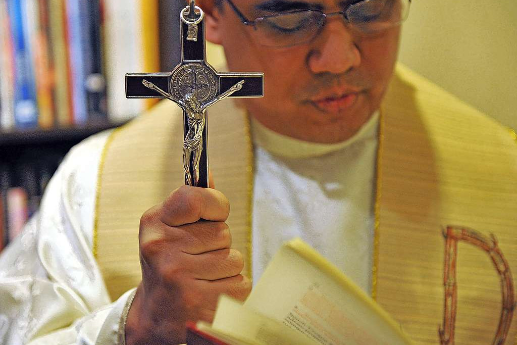 Priester Jose Francisco Syquia is de leidende exorcist van het aartsbisdom Manila en voert het project aan. © Belga Image