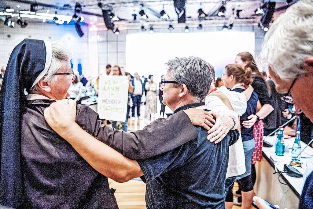 Na de afwijzing door de bisschoppen van een basistekst vormen deelnemers uit protest een ‘stiltecirkel’. © Synodaler Weg/Maximilian von Lachner