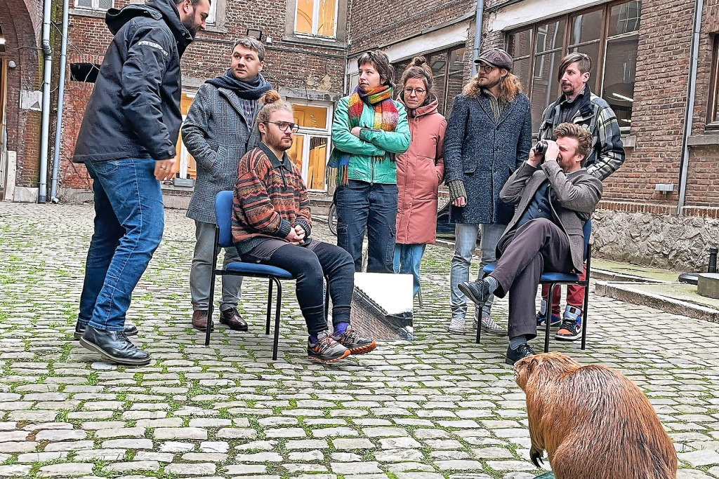De redactie van Coconuts #1 maakt zich op voor een creatieve fotoshoot met opgezette dieren. © Christof Bouweraerts De redactie van Coconuts #1 maakt zich op voor een creatieve fotoshoot met opgezette dieren. © Christof Bouweraerts