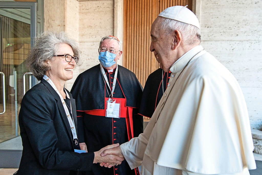 Becquart wordt begroet door paus Franciscus. Tussen hen in uittredend COMECE-voorzitter Hollerich. © KNA Becquart wordt begroet door paus Franciscus. Tussen hen in uittredend COMECE-voorzitter Hollerich. © KNA