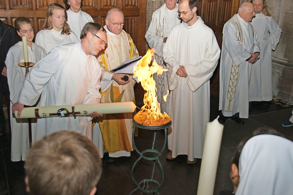 Een nieuwe paaskaars wordt ontstoken aan het begin van de paaswake. © Parochie Sint-Niklaas Een nieuwe paaskaars wordt ontstoken aan het begin van de paaswake. © Parochie Sint-Niklaas