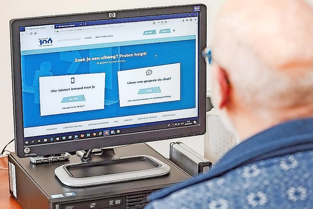 Vrijwilligers van Tele-Onthaal nemen hun tijd om oproepers op verhaal te laten komen. © Tele-Onthaal Vrijwilligers van Tele-Onthaal nemen hun tijd om oproepers op verhaal te laten komen. © Tele-Onthaal