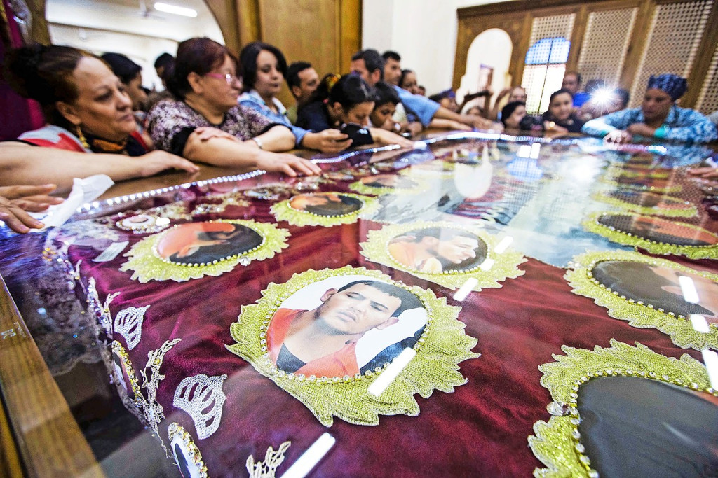 Familieleden van de koptische martelaren bidden tijdens hun begrafenis in al-Our in Egypte. © Belga Image Familieleden van de koptische martelaren bidden tijdens hun begrafenis in al-Our in Egypte. © Belga Image