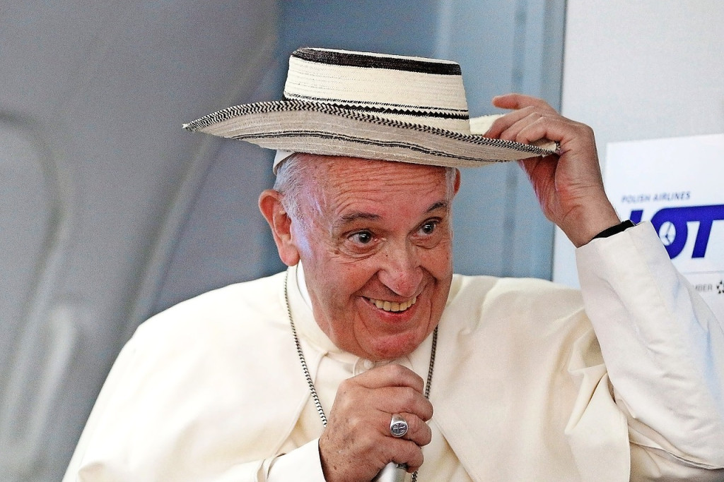 Paus Franciscus, hier tijdens de traditionele persconferentie op de terugvlucht van een buitenlandse reis, zit zelf niet om een grap verlegen. © KNA Bild Paus Franciscus, hier tijdens de traditionele persconferentie op de terugvlucht van een buitenlandse reis, zit zelf niet om een grap verlegen. © KNA Bild