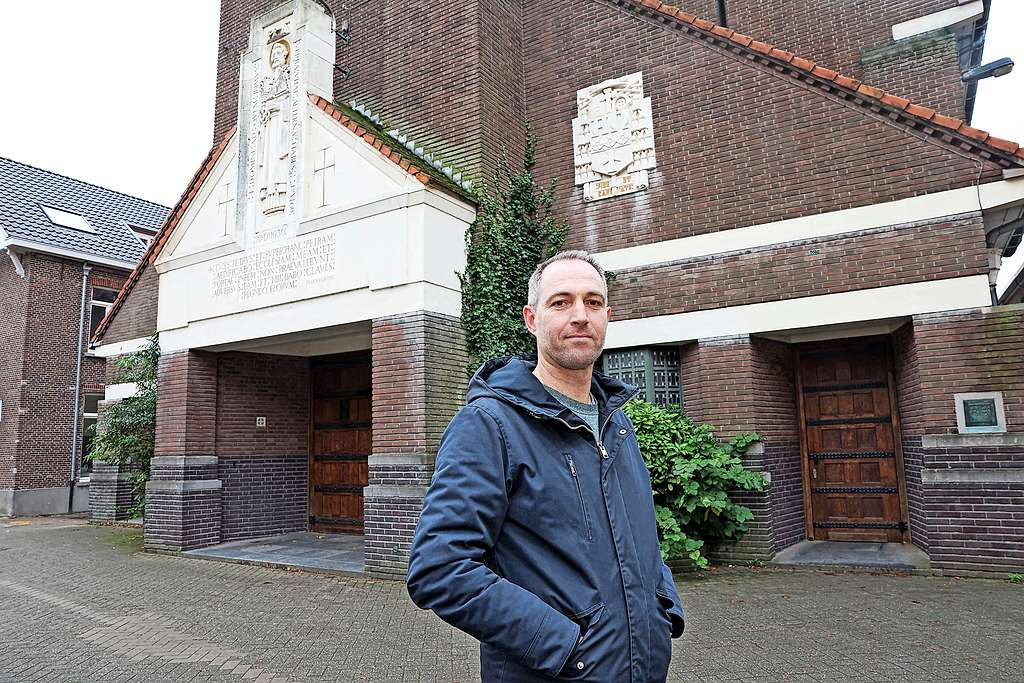 Dany Neudt aan de kerk Sint-Pieters-Buiten in Gent, waar tijdens de Tweede Wereldoorlog onderpastoor Carlos