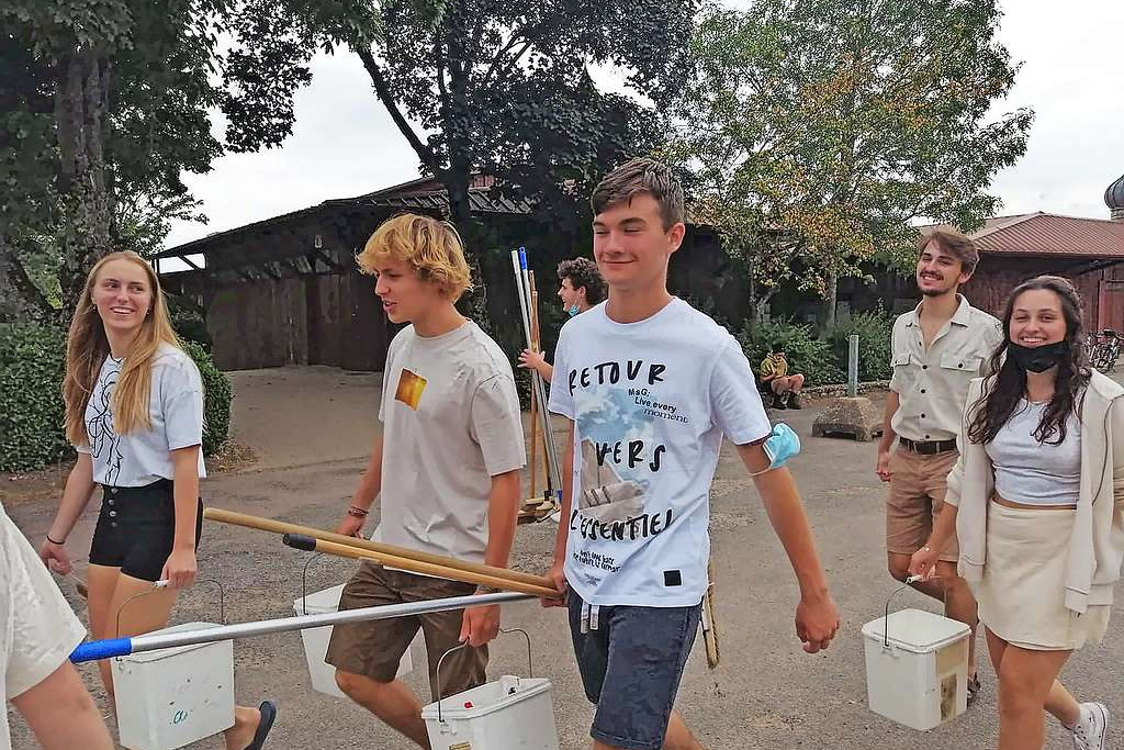 De jongeren in Taizé op weg naar hun karwei van de dag, toiletten poetsen. © Ann De Vuyst