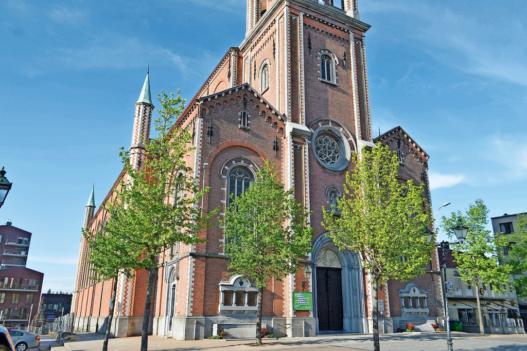Het café van Gustaaf Van den Berghe bestaat niet meer, maar de kerk getuigt nog steeds van de oorlog. © Bertrand Goethals