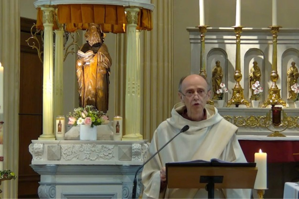 Diaken Bert Hellebaut met het beeld van Antonius Abt in Wolfsdonk op de achtergrond
